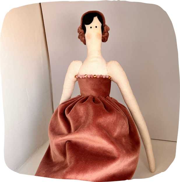 Rita al tornio mentre modella l'argilla