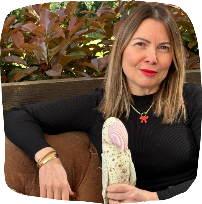 L'artigiana che sorride tenendo una sua creazione in ceramica